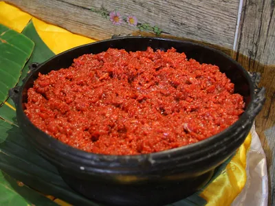 A black clay bowl of kitfo