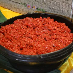 A black clay bowl of kitfo